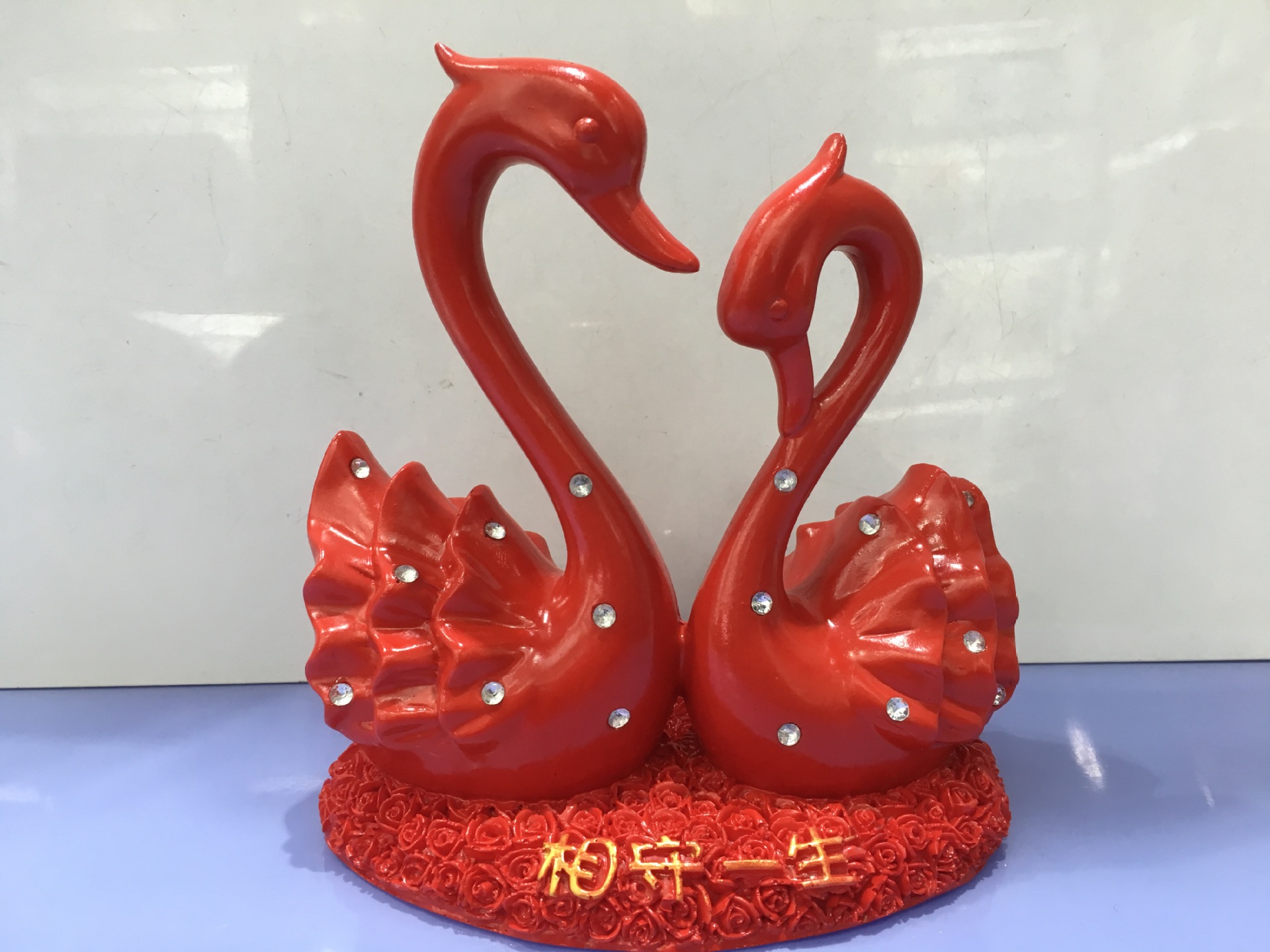 9.9元十元精品擺件 樹(shù)脂紅對(duì)天鵝的工藝魅力與家居價(jià)值